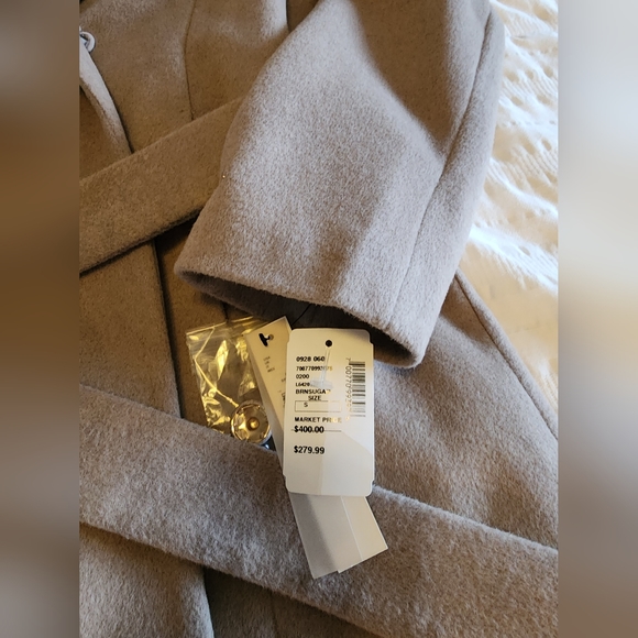 Tahari winter coat - Picture 2 of 4